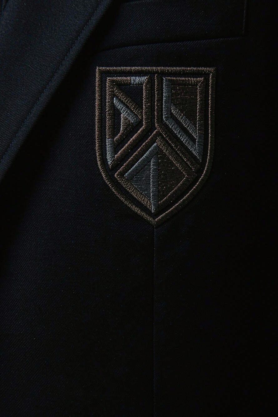 校园校服 · 校徽刺绣与成套方案(AI 生成示意图)