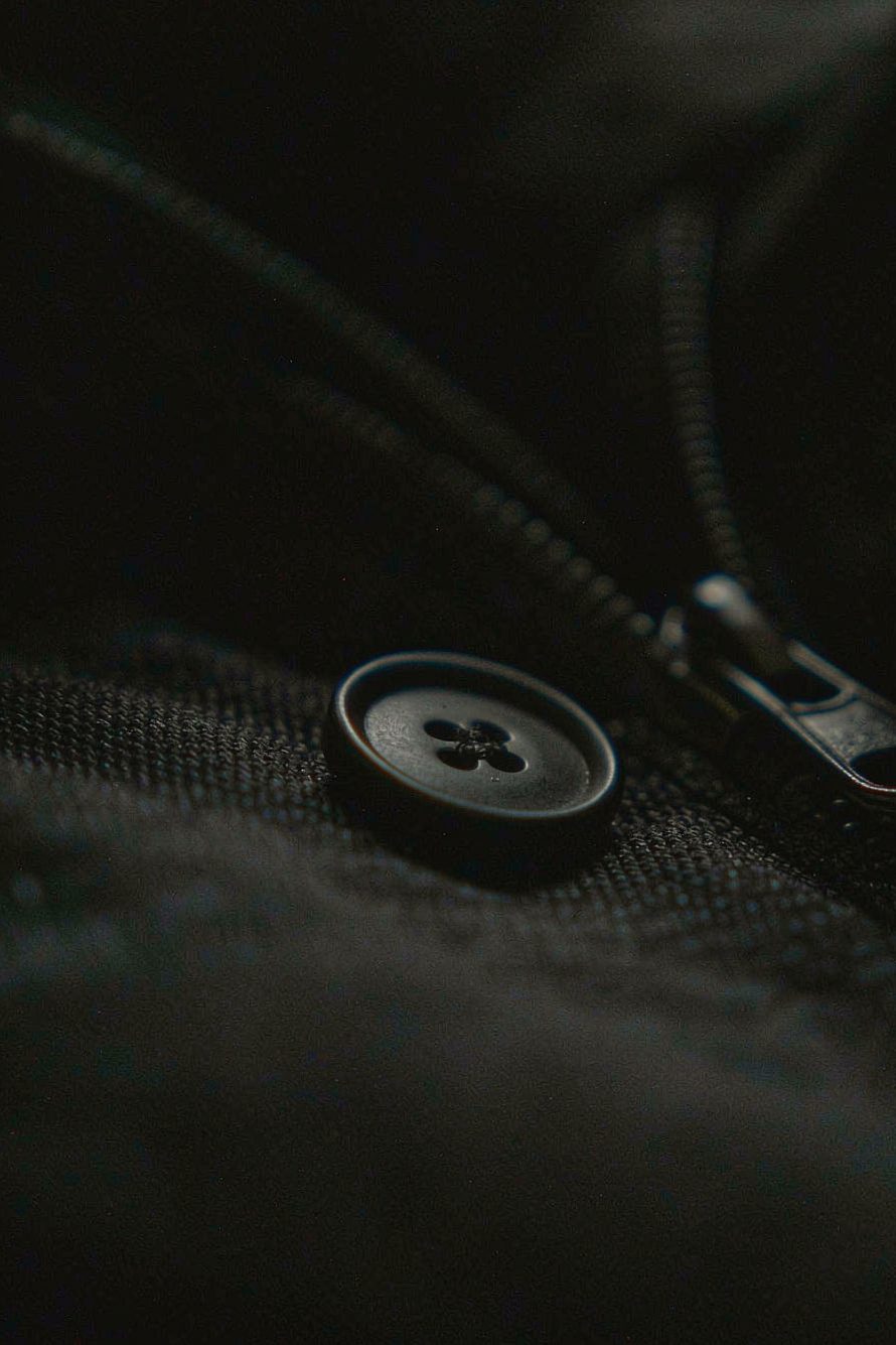 服务制服 · 成衣局部与辅料(AI 生成示意图)